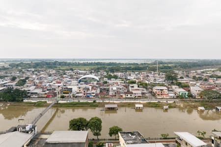 Productive Floating House - La Balsanera